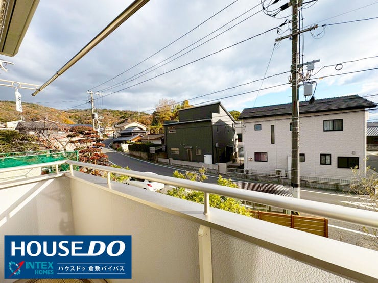 【穏やかな住環境を望むバルコニー!】
周辺には住宅が立ち並び、落ち着いた雰囲気の街並みが広がっています。日当たりも良く、お洗濯物もよく乾きそうです!