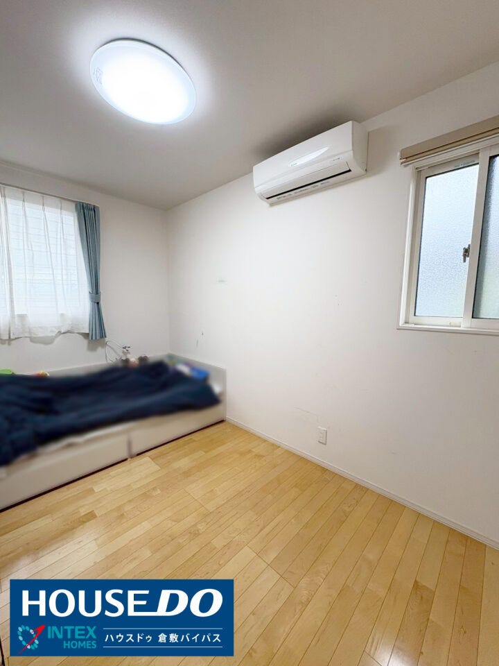 【お子様の個室にもぴったり!明るい陽射しが入る居室】
柔らかな陽光が差し込む温かい雰囲気の居室です。フローリング仕様で、お掃除や模様替えもしやすい空間ですね。