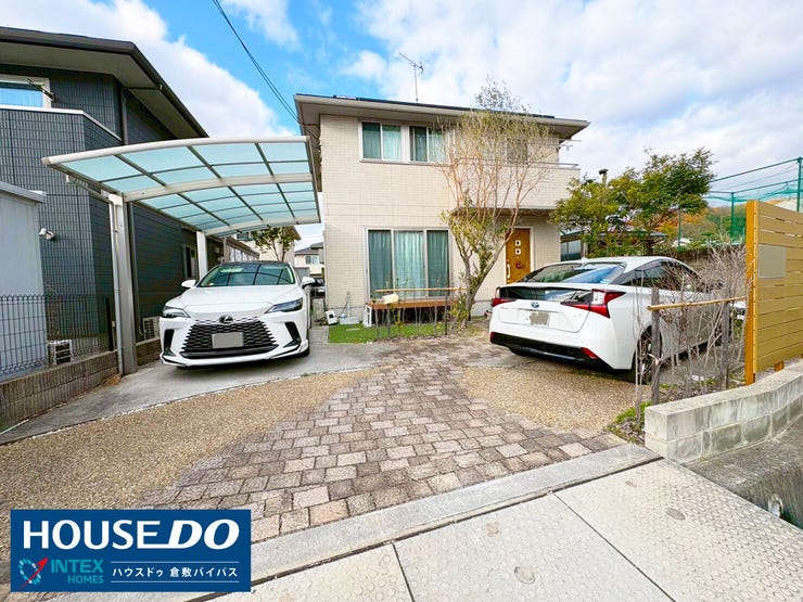 【外観】
【最大3台駐車可能!ゆとりのあるカースペース】
雨の日のお出かけや、荷物の積み下ろしも濡れずにラクラク。大切なお車をしっかりと守れる、ゆとりのある駐車スペースは魅力的ですね!