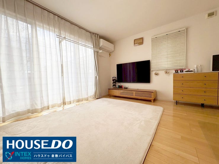 【明るい陽光が差し込むリビング】
大きな窓からたっぷりの陽光が降り注ぎ、一日中明るい空間です。この開放感あふれるリビングで、家族みんなが自然と集まり、笑顔の絶えない毎日が目に浮かびますね!