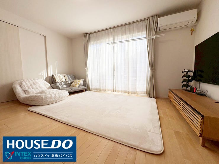 【陽だまりのリビング】
南向きの大きな窓から柔らかな陽光が降り注ぐ、明るいリビング! 家族が自然と集まる、心地よい団らんの空間になりそうですね♪