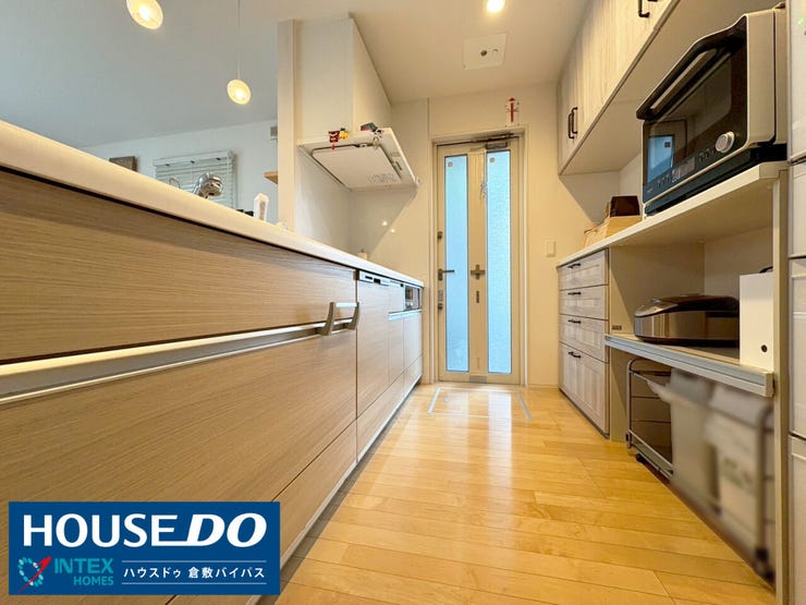 【収納力と使いやすさが自慢のシステムキッチン】
奥へ長く続く広々としたカウンターのシステムキッチン!豊富な引き出し収納で調理器具もすっきり片付きます!お料理に集中でき家事動線もスムーズで効率的です!