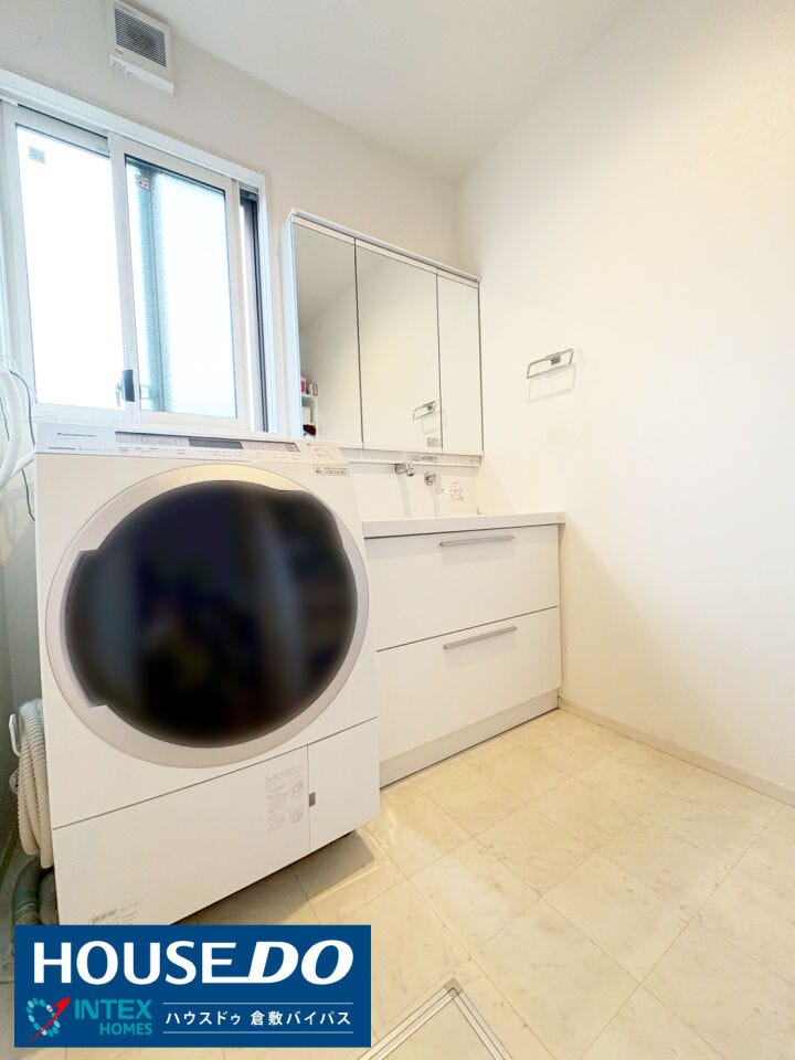 【明るく清潔感あふれる洗面所!朝の準備もスムーズに】
三面鏡付きの洗面台は収納力も◎窓からの光で明るく、朝の忙しい時間も気持ちよく準備ができます。大きな洗濯機を置いてもゆとりのある広さです♪