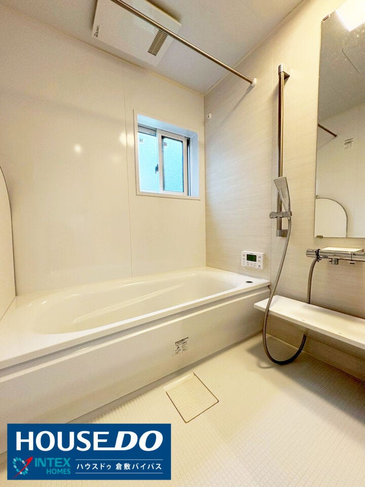 【窓付きで換気もバッチリ!ゆったり寛げるバスルーム】
一日の疲れを癒すバスタイムは、この清潔感あふれる空間で。小窓が付いているので、湿気やカビの心配も軽減されます!