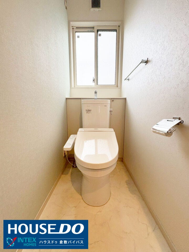 【快適な温水洗浄便座付き!窓もあり換気も安心】
清潔感のあるシンプルなデザインのトイレです。もちろん温水洗浄便座付きで快適!窓が付いているので、臭いや湿気がこもりにくく、いつも気持ちよく使えます!