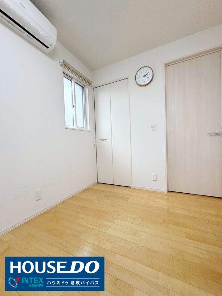 【明るい木目調の居室】
窓からの採光で明るい洋室です。クローゼット付きで収納にも困りません。エアコンも設置されているので、引っ越し後すぐに快適な新生活を始められます!