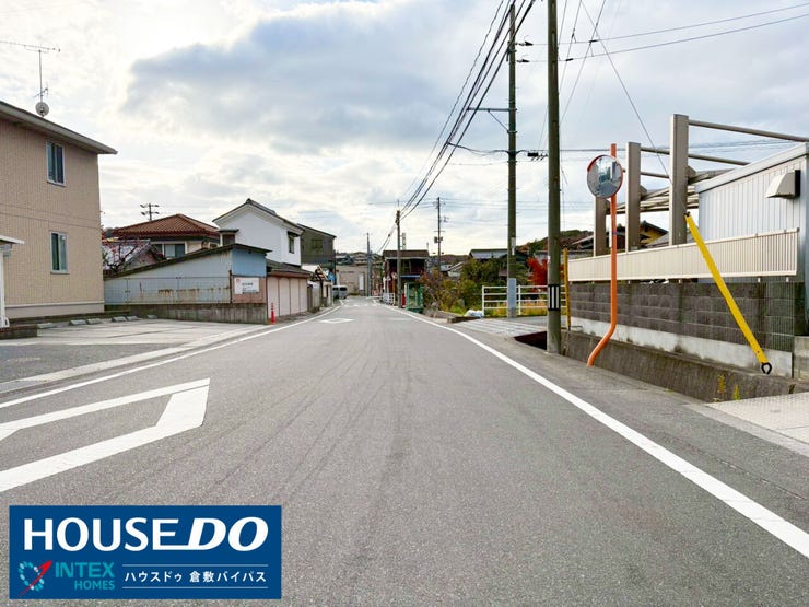 【開放感のある前面道路】
ゆったりとした前面道路で車の出し入れも安心! 周辺も落ち着いた住環境で、お子様の通学やお散歩にも嬉しいですね!