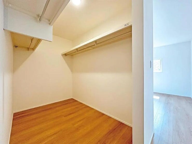 ウォークインクローゼット
ゆとりあるウォークインクローゼットで、衣替えいらずの快適収納。季節ごとの洋服もたっぷりしまえて、暮らしがもっとスムーズに。