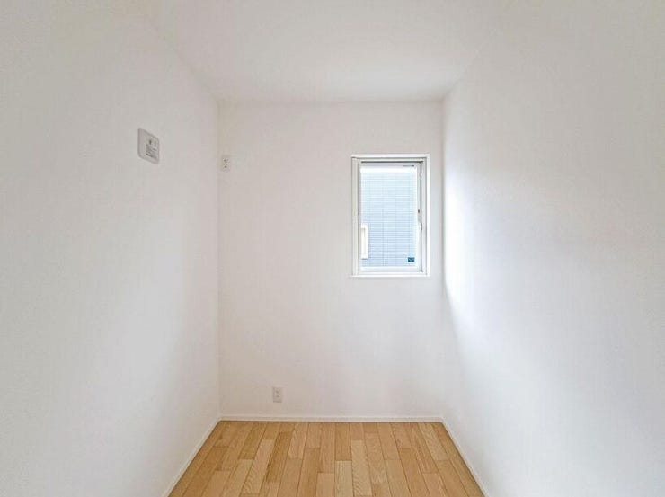 納戸(2.5帖)
十分な広さを備えた納戸は、衣替え用品や大型の荷物もしっかり収納可能。暮らしの余白を生む頼れるスペースです。※窓はありません