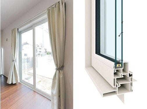 家の熱が一番逃げやすいのが窓です。窓を高性能にすることで少ないエネルギーで保温保冷効果が生まれ光熱費の節約になります。
※YKKAP
複層Low-Eガラス(アルゴンガス入り)・網戸付き