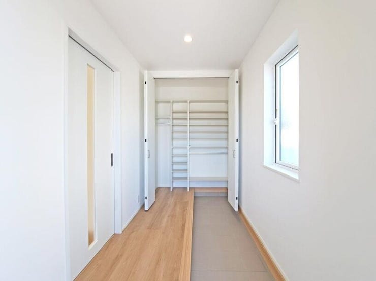 土間収納つき玄関
靴や傘、アウトドアグッズなどまとめて収納できる便利なスペース。玄関まわりをすっきり保ち、家に帰るたびに心地よさを感じられます。