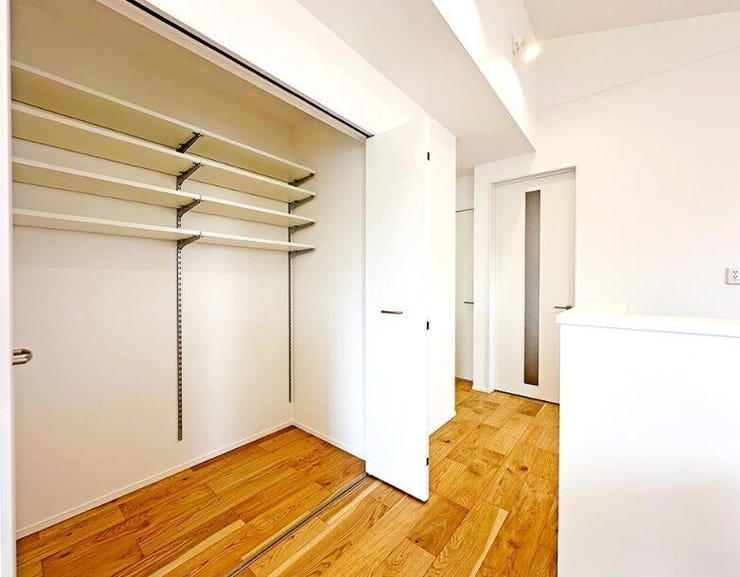 パントリー
食材や日用品が片づけられる便利なパントリー。キッチン用品だけでなく、ストック収納などにも大活躍。