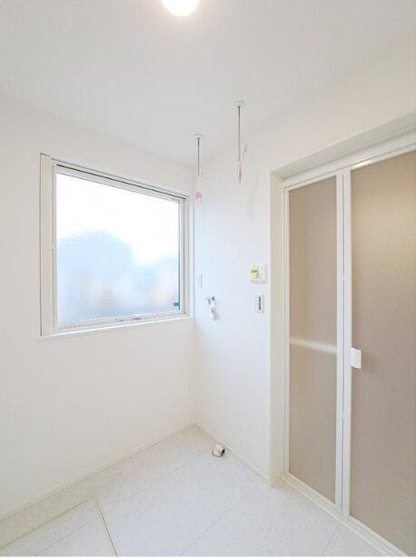 ドライルーム兼脱衣室
物干し金具つき。毎日のお部屋干しもラクラクです。