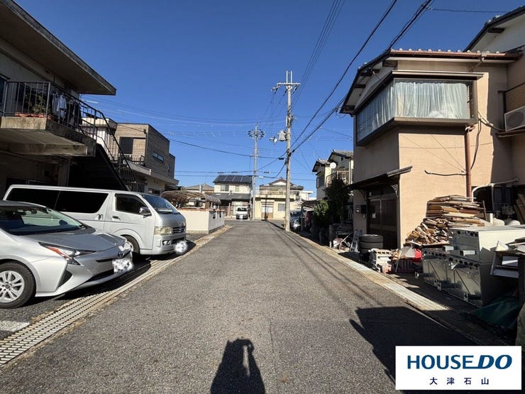 建物を背にして右