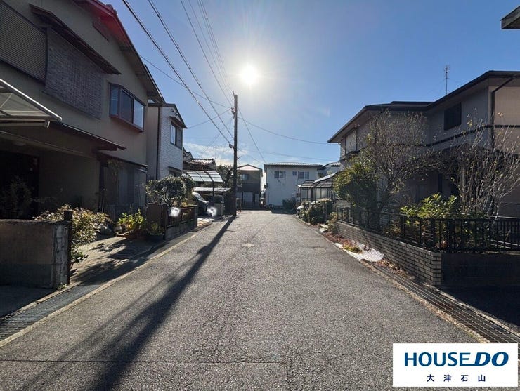 建物を背にして左