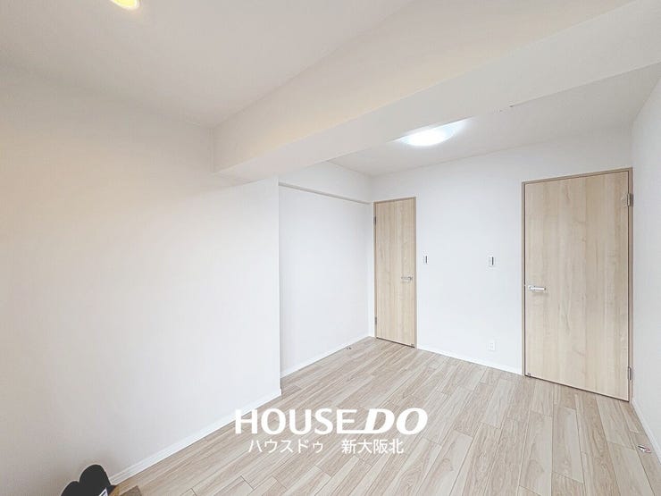 ■6.6帖洋室
■白い壁とナチュラルな木目の床・建具の組み合わせが、シンプルで落ち着いた雰囲気の室内です!