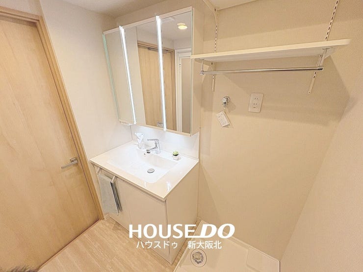 ■嬉しい三面鏡の洗面台!
■三面鏡は鏡の角度を変えることで様々な角度からメイクやヘアスタイルを確認することができるので、整容もはかどります!