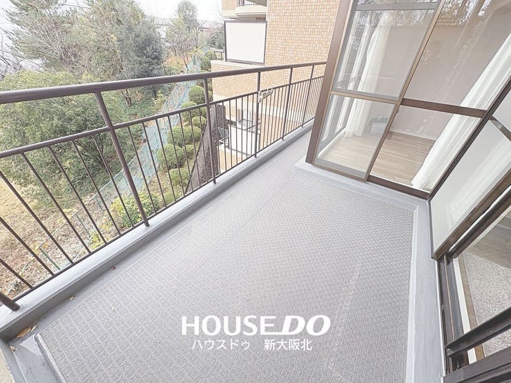 ■南東向きバルコニーで陽当たり良好です♪
■ゆとりのある空間なのでテーブルやイスを置いておうちカフェを楽しむこともできますよ♪