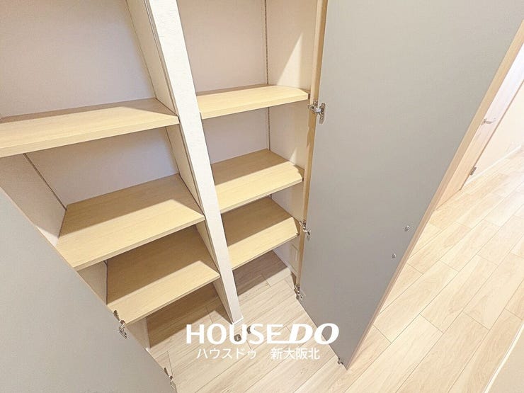 ■バルコニーに面した6.6帖洋室の手前にある収納です!
■可動棚になっているのでお好みのレイアウトに変更してお使いください♪