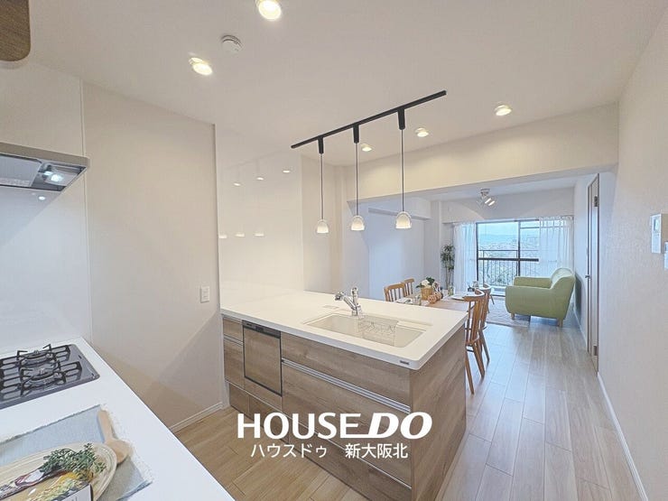 【外観】
■縦向きのリビング!キッチンからリビング全体を見渡せます!
■家事をしながらお子さまの様子を見守ったり、テレビを見たりすることもできますよ!