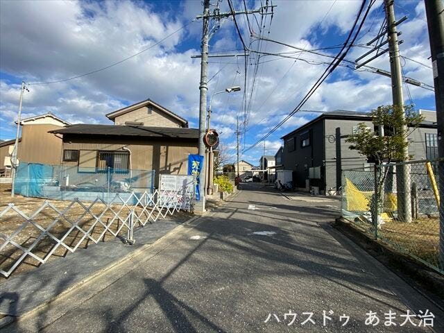 幅員約4.4mの前面道路です。車がすれ違うには厳しい道幅ですが、車はスピードを抑えて走行するので、お子様にも安全な道幅となっています。