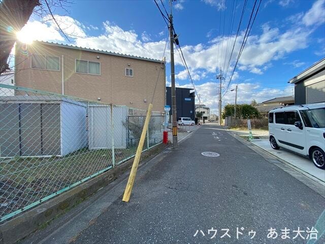 幅員約4.4mの前面道路です。車1台が余裕を持って通れる道幅です。車はスピードを控えるので事故率の軽減や歩行者も安心して通行できます。