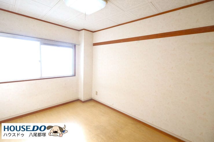 4.5帖の洋室にもたくさん日差しが入り込むため、明るい室内となっております!