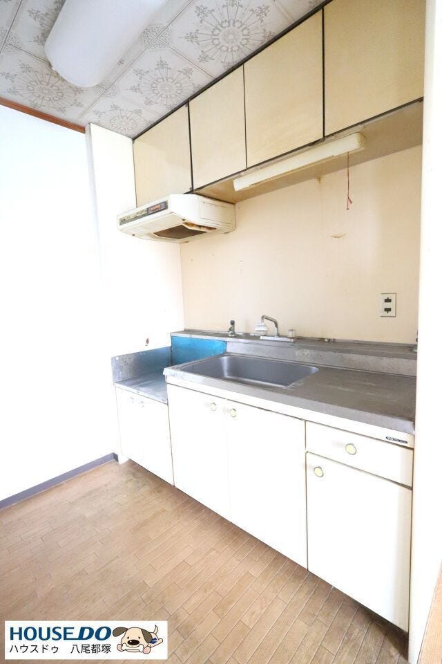 壁付けのキッチンでダイニングを広く使用できます♪