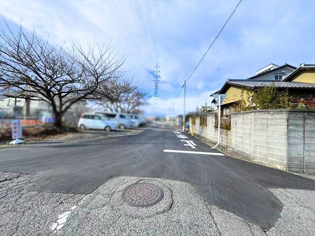 南側の前面道路、幅員約5.1mです。道路幅にゆとりがあるので、車種を選びません。大きめの車を乗りたい方にもオススメです。
(2025年12月15日 撮影)