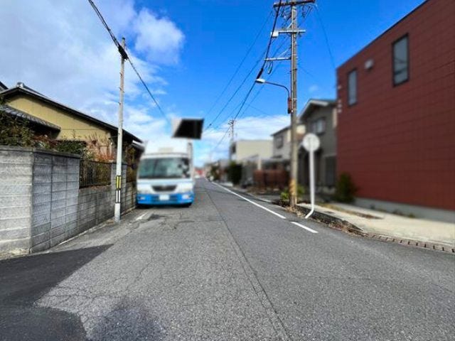 東側の前面道路、幅員約6.6mです。道路幅が広いので、向かいの住宅とも距離があるため日当たりも確保しやすいです。
(2025年12月15日 撮影)