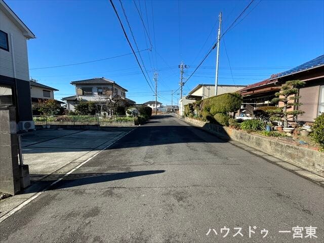 ≪北側西向き 幅約6.0m≫
車がすれ違うのに十分な道幅です。車が2台と通行人も通れる幅となっています。