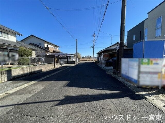 ≪北側東向き 幅約6.0m≫
車の出し入れもしやすく、また配達などの車が停まっていても通行出来る道幅となっています。