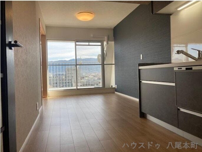 東向きの採光で朝日が差し込む、明るく心地よいリビング。フルリフォームによりフローリングやクロスも一新され、清潔感あふれる空間です。