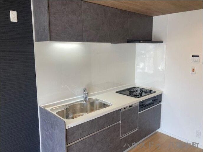 浄水器・食洗機付きのシステムキッチンに交換予定。作業スペースも広く、毎日の料理や後片付けを快適にサポートします。