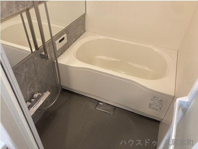 浴室乾燥機付きの新品ユニットバスに交換予定。雨の日のお洗濯や換気にも便利で、快適なバスタイムをお楽しみいただけます。