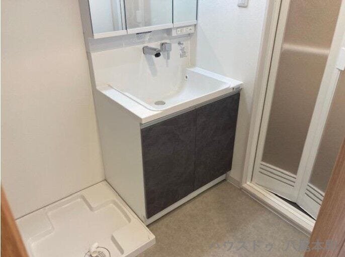 洗面台交換予定で、清潔感あふれる洗面空間。収納力もあり、朝の身支度やお手入れがスムーズに行えます。