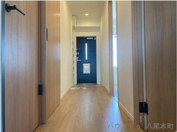 室内全体をつなぐ廊下は、フローリング貼替とクロス貼替で明るく清潔感のある空間に。各居室への動線もスムーズです。