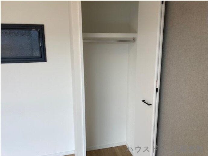 建具交換により新しくなったクローゼット。使い勝手と見た目の良さを兼ね備えています。