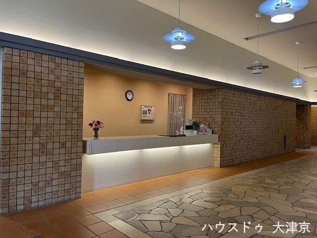 石貼りと間接照明の調和した、温もりある洗練されたロビー。