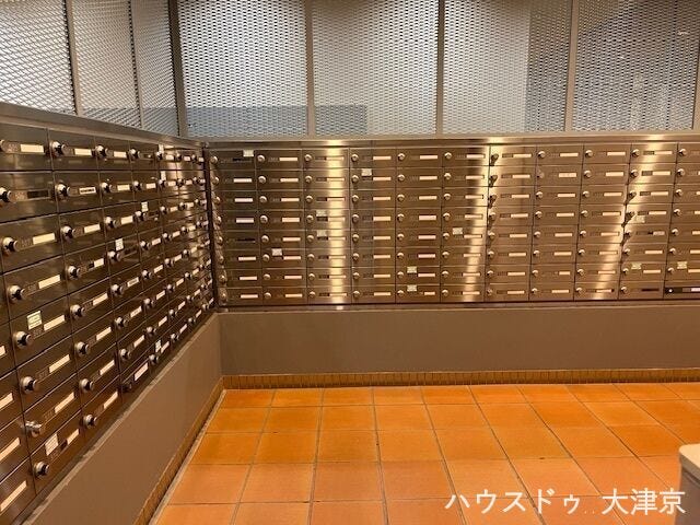 大規模レジデンスの集合ポスト。