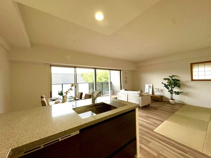 20帖のリビングでキッチンからの見渡しもすごくいいです