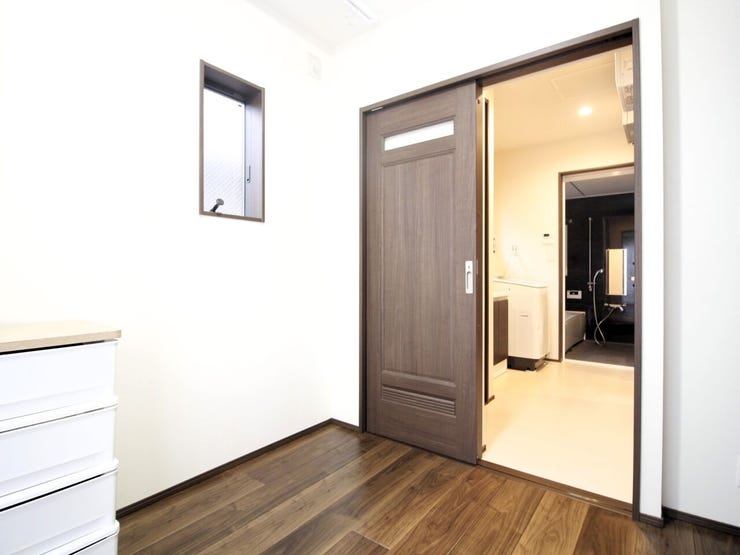 洗面所と隣り合わせの居室!