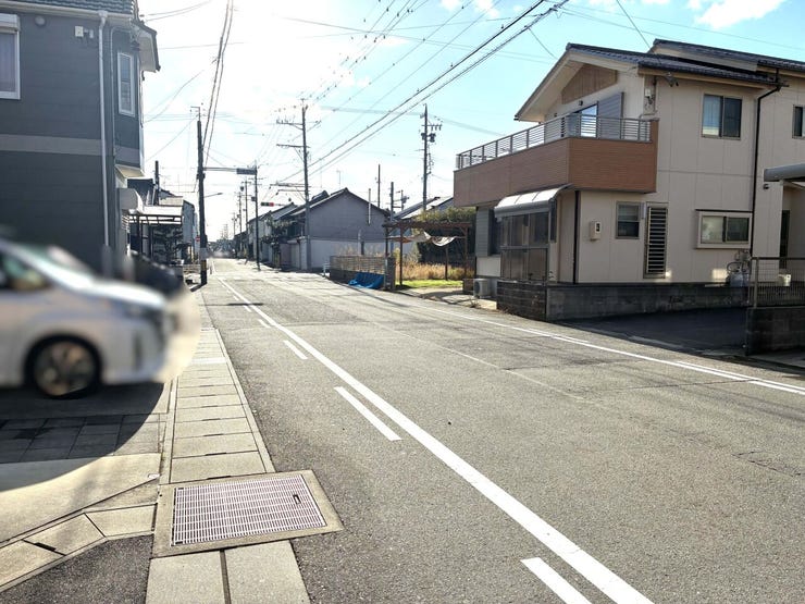 広々とした前面道路ですので出入りがしやすいです!