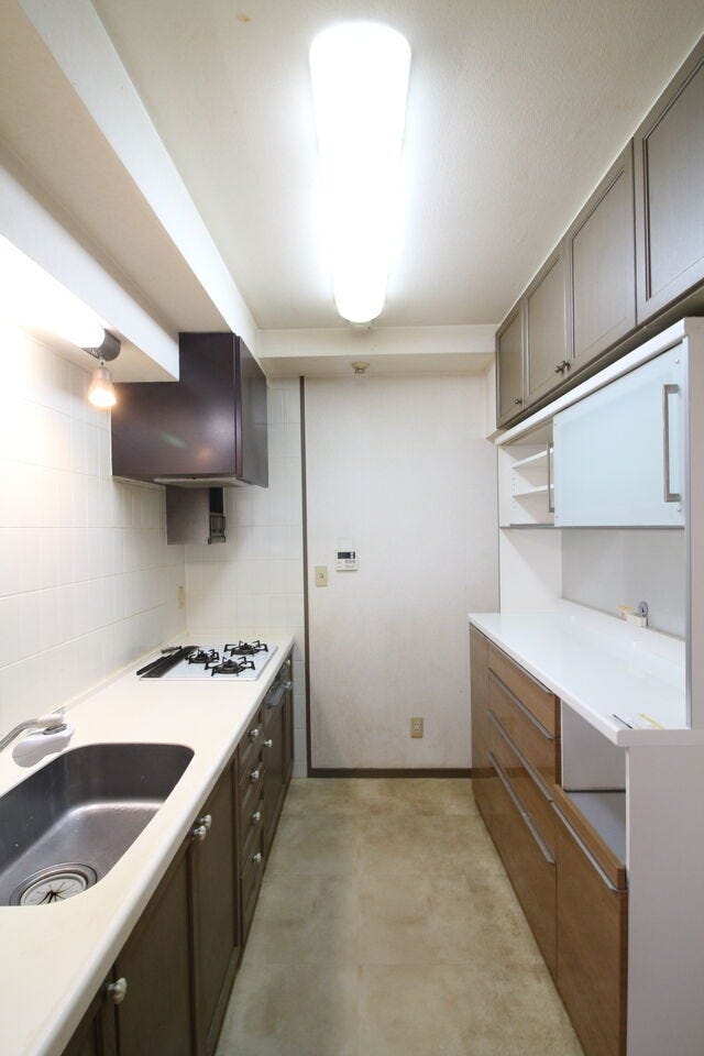 作業スペースを多くとったキッチン!調理がしやすく余裕のある広さです!調理用具などを入れる収納スペースもたっぷりあります。