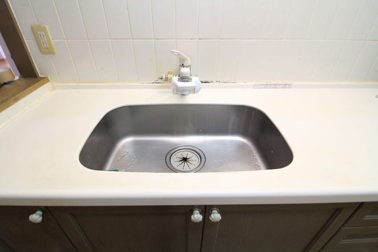 広々としたキッチンのシンクは、洗い物がしやすく、使い勝手も良いです。作業スペースも確保され、料理が快適に進みます!