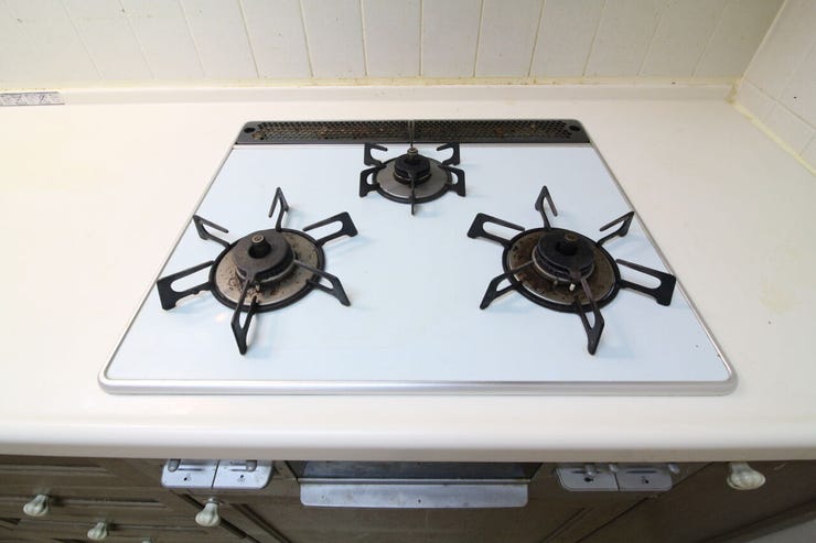 3口コンロ付きのキッチンは、同時調理ができて時短にもなります◎毎日のお料理がスムーズに楽しく進みます。