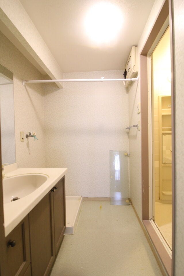 洗面所は朝の洗顔や歯磨きなどの1日のスタートに欠かせない場所。使い勝手のよい鏡付きの洗面台が設置されています。