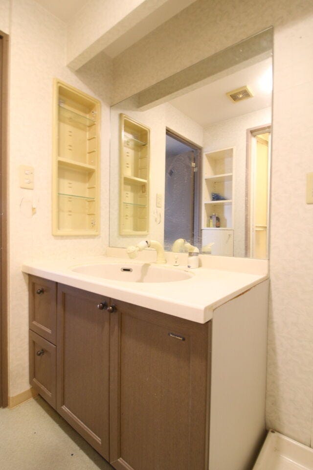 下部の収納スペースにはお風呂の掃除用品や、洗濯洗剤をストックしておけます!