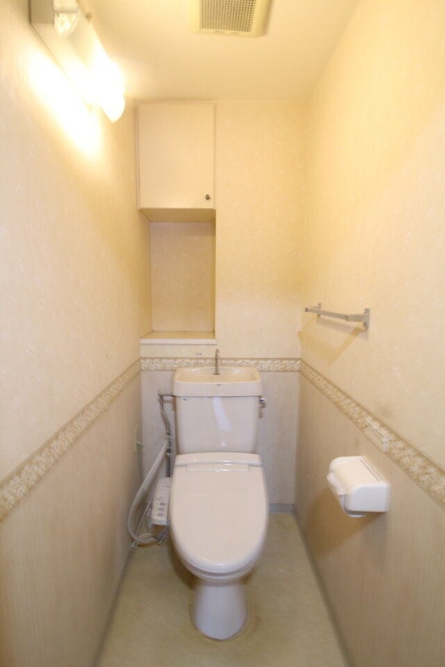 清潔感のある明るいお手洗いです。扉付きの収納が付いているので、掃除道具などを入れておけます。中が見えないのも嬉しいポイントですね。