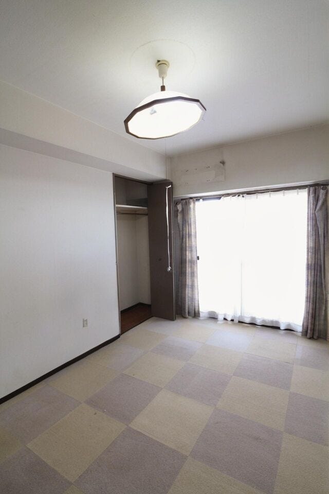 *南側*
バルコニーに面した明るい洋室です!毎朝気持ち良く起きられそうですね。